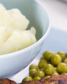 Рыбные котлеты с зеленым горошком и картофельным пюре