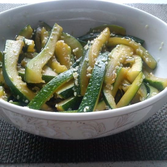 Рецепт лапши из цукини с кунжутом