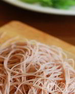 Лапша розовая из моркови