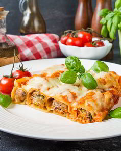 Каннелони с индейкой и брокколи