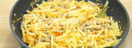 макароны с фаршем на сковороде. Шаг 7