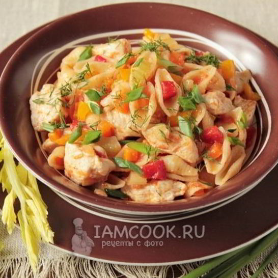 Рецепт макарон с курицей и овощами на сковороде