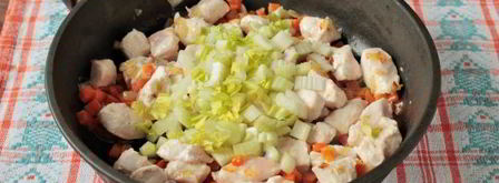 макароны с курицей и овощами на сковороде. Шаг 5