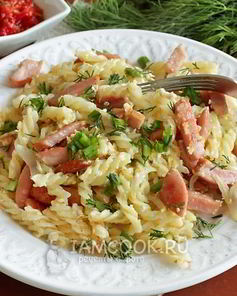 Макароны с яйцом и колбасой