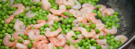 паста с креветками и зеленым горошком в сливочном соусе. Шаг 3