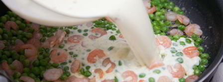 паста с креветками и зеленым горошком в сливочном соусе. Шаг 5