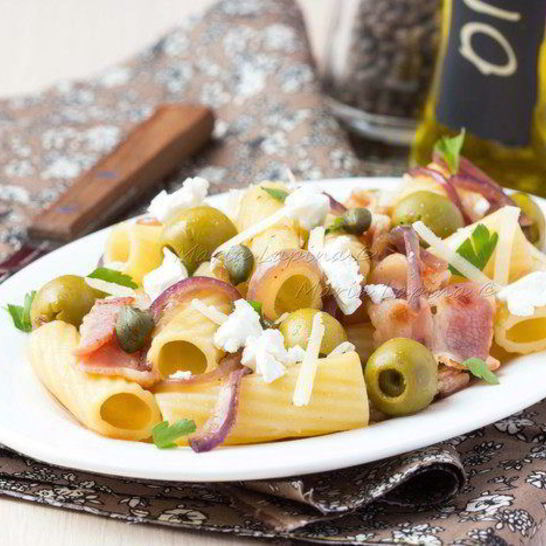 Рецепт пасты с оливками, беконом и фетой