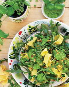 Паста с песто, кедровыми орешками и рукколой