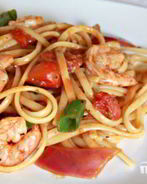 Паста с помидорами черри и креветками