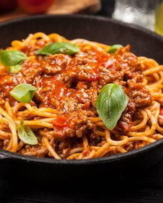 Паста с соусом болонез и нежным цуккини