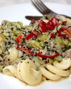 Паста с тунцом и овощами