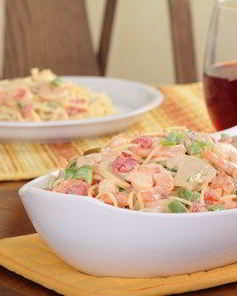 Паста в сливочно-чесночном соусе с креветками и овощами