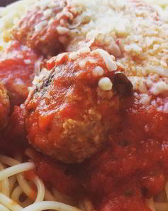 Спагетти с мясными шариками в томатном соусе