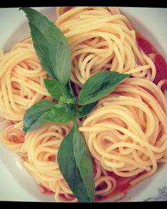 Спагетти с помидорами черри и базиликом