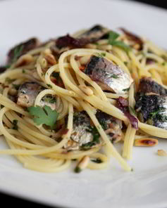 Спагетти с сардинами и кедровыми орехами