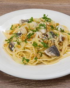 Спагетти с сибасом, изюмом и кедровыми орешками