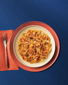 Спагетти с соусом путтанеска и рыбой