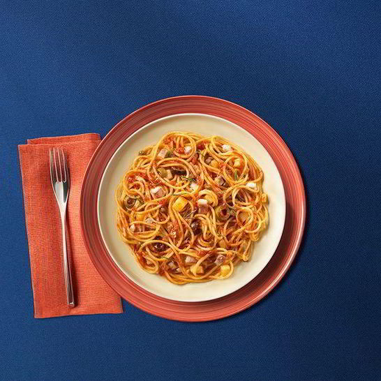 Рецепт спагетти с соусом путтанеска и рыбой