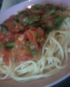 Спагетти с зеленой спаржей, помидорами и кинзой