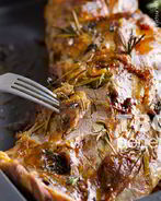 Баранья нога с чесноком и травами