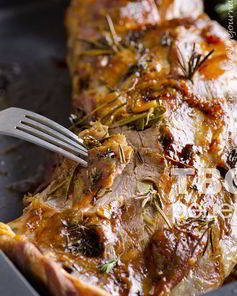 Баранья нога с чесноком и травами