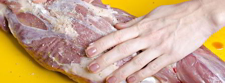 баранья нога с чесноком и травами. Шаг 2