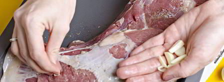 баранья нога с чесноком и травами. Шаг 4