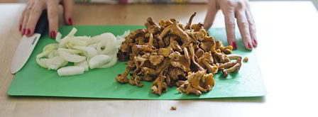 филе индейки в горшочках с овощами и лисичками. Шаг 2