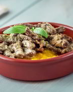 Говядина с луком и сметаной