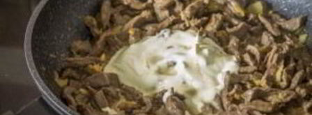 говядина с луком и сметаной. Шаг 9