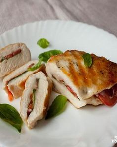 Куриные грудки с томатом и базиликом