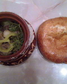 Мясо в горшочках с тестом