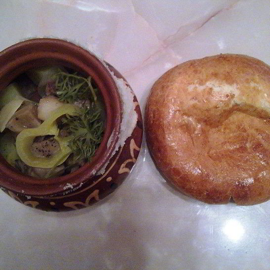 Рецепт мяса в горшочках с тестом