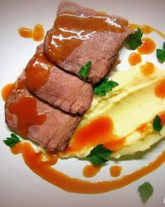 Ростбиф с мясным соусом и пюре из сельдерея