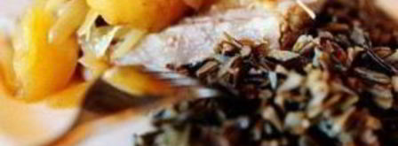 свинина с яблоками, луком и диким рисом. Шаг 8