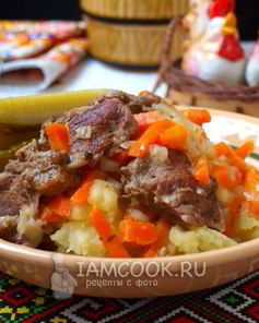 Тушеная баранина с луком и морковью