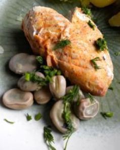 Жареные куриные грудки со свежими бобами