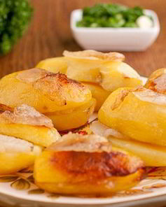 Картофель, запеченный в духовке в фольге с салом