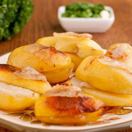 Рецепт картофеля, запеченного в духовке в фольге с салом