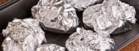 картофель, запеченный в духовке в фольге с салом. Шаг 4