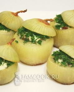 Лук запеченный, фаршированный грибами и ветчиной