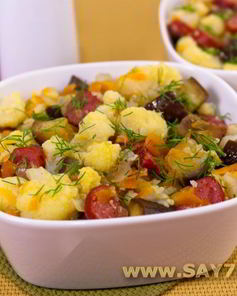 Цветная капуста, тушенная с баклажанами и сосисками