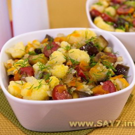 Рецепт цветной капусты, тушенной с баклажанами и сосисками