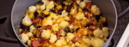 цветная капуста, тушенная с баклажанами и сосисками. Шаг 12