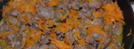 куриная печень, тушенная с луком и морковью. Шаг 4