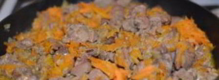 куриная печень, тушенная с луком и морковью. Шаг 5