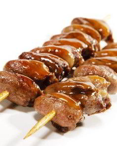 Куриные сердца и печень на шпажках