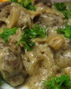 Печень говяжья, тушенная в сметане