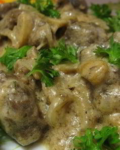 Печень говяжья, тушенная в сметане