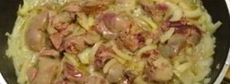 печень куриная, тушенная с луком. Шаг 3